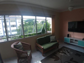 Guaruja. Excelente apartamento, localizado no melhor ponto da Enseada, a 200 m da praia. Possui restaurantes, mini shoppings e boulevard próximosar,  ambém a supermercados, farmácias e ao aquário do G
